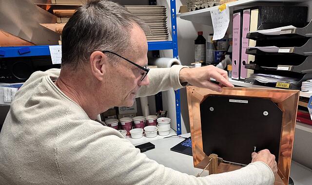 Andreas Hering fertigt Luxus-Vogelfutterhäuschen in Handarbeit.