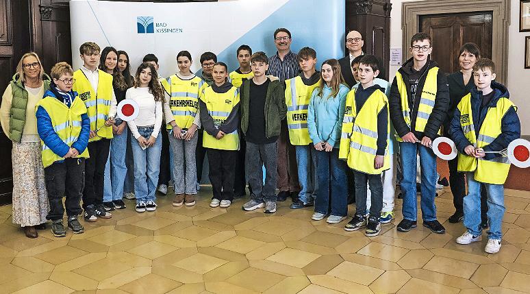 Begr&uuml;&szlig;ten die neu eingef&uuml;hrten Sch&uuml;lerlotsinnen und -lotsen: Oberb&uuml;rgermeister Dirk Vogel (hinten rechts) und Polizeioberkommissar Matthias Kleren (hinten links) sowie die Lotsenbetreuerinnen Heike Fischer (links) und Annika Gernert (rechts).