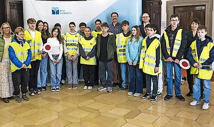 Begr&uuml;&szlig;ten die neu eingef&uuml;hrten Sch&uuml;lerlotsinnen und -lotsen: Oberb&uuml;rgermeister Dirk Vogel (hinten rechts) und Polizeioberkommissar Matthias Kleren (hinten links) sowie die Lotsenbetreuerinnen Heike Fischer (links) und Annika Gernert (rechts).