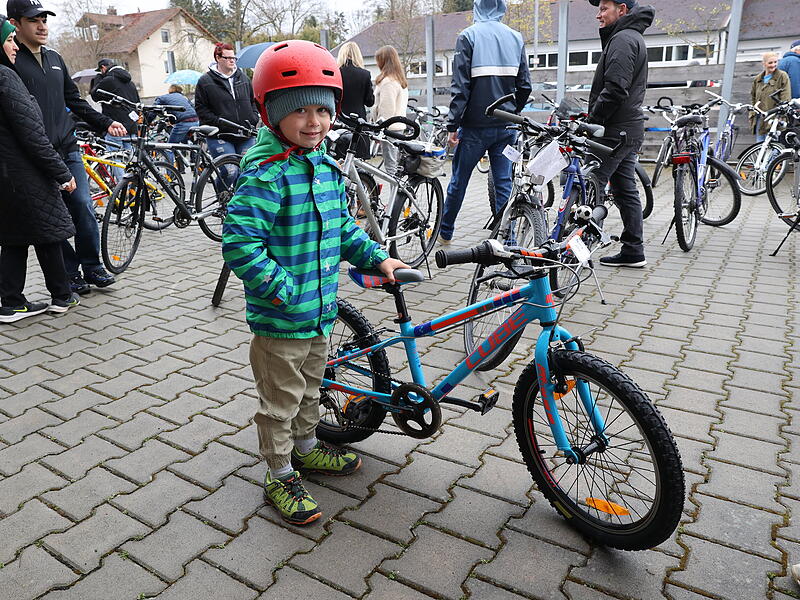 Anton Vollrath (5) ist &uuml;bergl&uuml;cklich. Er hat ein Cube-Rad, das zum Helm passt, ergattert. Und der Papa findet auch den Preis okay.