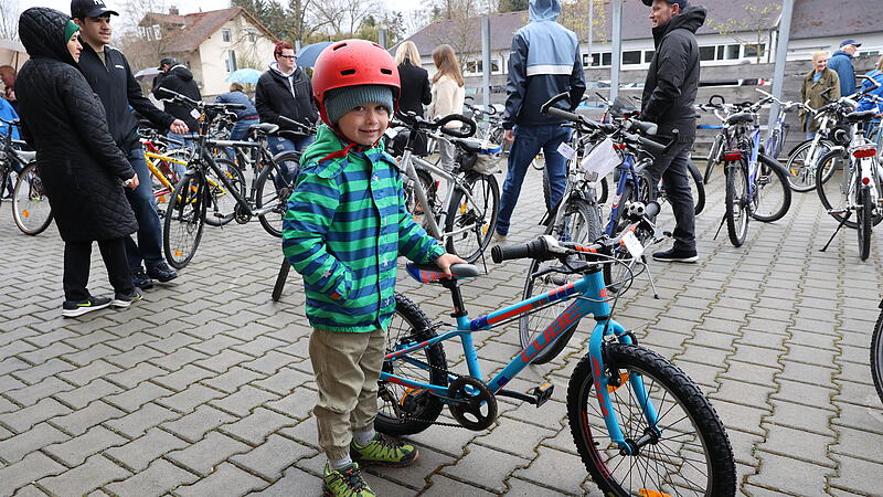 Anton Vollrath (5) ist überglücklich. Er hat ein Cube-Rad, das zum Helm passt, ergattert. Und der Papa findet auch den Preis okay. Anton Vollrath (5) ist überglücklich. Er hat ein Cube-Rad, das zum Helm passt, ergattert. Und der Papa findet auch den Preis okay.