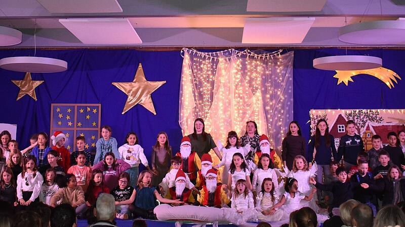 Alle Kinder der Theater AG versammelten sich zu Abschluss der Theaterauff&uuml;hrungen im Stadtteilzentrum noch einmal auf der B&uuml;hne.