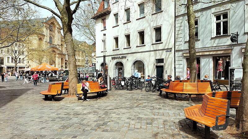 Die B&auml;nke am Gabelmann wurden im vergangenen Jahr installiert - doch &uuml;ber ihnen br&uuml;tet eine Saatkr&auml;hen-Kolonie.