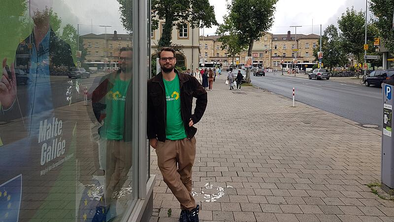 Derzeit ist Tim-Luca Rosenheimer häufig im Grünen-Wahlkampfbüro in der Luitpoldstraße in Bamberg zu finden. Bei den Landtagswahlen am 8. Oktober tritt der 24-Jährige für Stimmkreis 401 (Landkreis Bamberg) an. Derzeit ist Tim-Luca Rosenheimer häufig im Grünen-Wahlkampfbüro in der Luitpoldstraße in Bamberg zu finden. Bei den Landtagswahlen am 8. Oktober tritt der 24-Jährige für Stimmkreis 401 (Landkreis Bamberg) an.