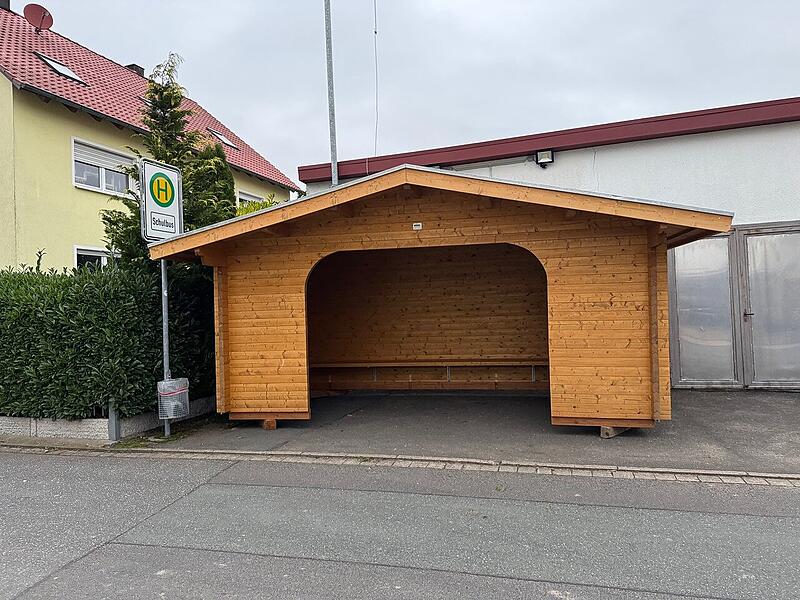 Bleibt selten lange am selben Ort:  Das Bushäuschen in Buch.