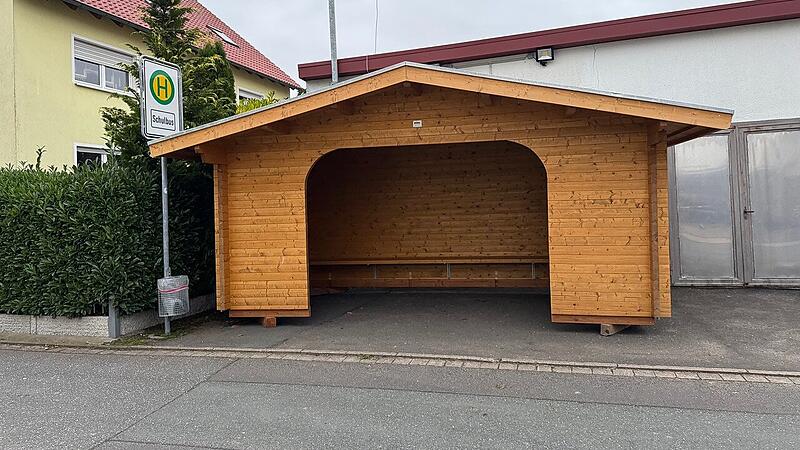 Bleibt selten lange am selben Ort: Das Bushäuschen in Buch. Bleibt selten lange am selben Ort: Das Bushäuschen in Buch.