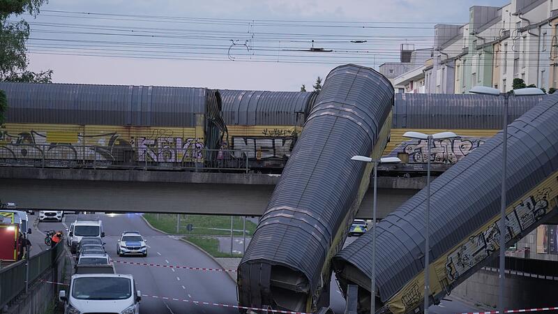 G&uuml;terzug st&uuml;rzt in M&uuml;nchen von Br&uuml;cke