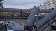 G&uuml;terzug st&uuml;rzt in M&uuml;nchen von Br&uuml;cke