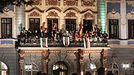 Ein Bild aus früheren Tagen beziehungsweise Jahren des Coburger Convents: Nach dem Fackelzug zum Marktplatz wird vom Balkon des Rathauses eine Rede gehalten.
