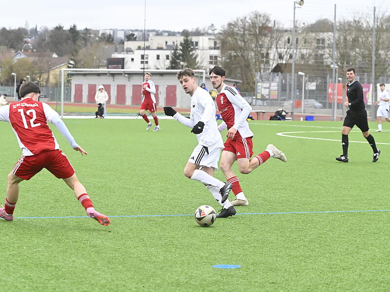 Der FC Coburg um Roman Guhling (weißes Trikot) und der SC Schwabach lieferten sich am Samstag ein Torfestival. Der FC Coburg um Roman Guhling (weißes Trikot) und der SC Schwabach lieferten sich am Samstag ein Torfestival.