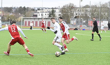 Der FC Coburg um Roman Guhling (wei&szlig;es Trikot) und der SC Schwabach lieferten sich am Samstag ein Torfestival.