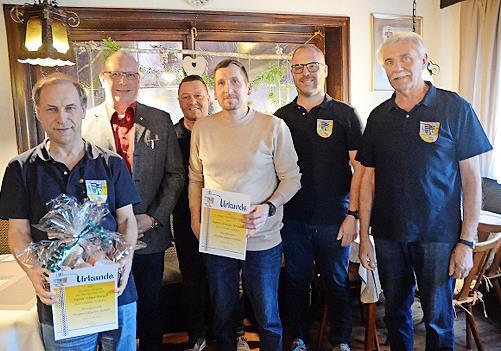 Hohe Ehrung bei den Bergmusikanten in Geh&uuml;lz (von links): Klaus Porsch, NBMB-Kreisvorsitzender Alexander Klug, Zweiter Vorsitzender Marek Kisiala, Christian Kreutzer, Vorsitzender Martin Simon, Stadtrat und Revisor Hans Simon.