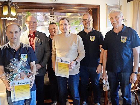 Hohe Ehrung bei den Bergmusikanten in Geh&uuml;lz (von links): Klaus Porsch, NBMB-Kreisvorsitzender Alexander Klug, Zweiter Vorsitzender Marek Kisiala, Christian Kreutzer, Vorsitzender Martin Simon, Stadtrat und Revisor Hans Simon.