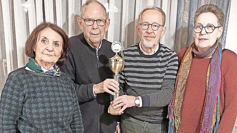 Margot Zwingmann (Platz 3), Edgar Hirt (Pokalstifter), Hans-Joachim Kaiser (Sieger), Monika Horcher (Platz 2). Margot Zwingmann (Platz 3), Edgar Hirt (Pokalstifter), Hans-Joachim Kaiser (Sieger), Monika Horcher (Platz 2).