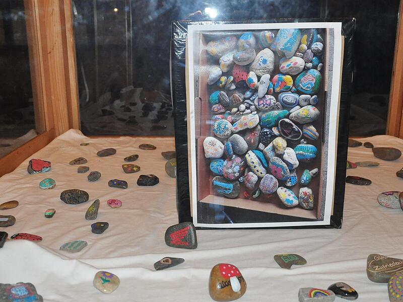 Die Wonfurter Wandersteine sind bunt bemalte Steine, die in den n&auml;chsten Wochen in der Flur versteckt werden. Nach Auffinden k&ouml;nnen sie nach einer Weile wieder zur&uuml;ckgegeben werden.