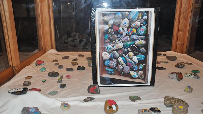 Die Wonfurter Wandersteine sind bunt bemalte Steine, die in den n&auml;chsten Wochen in der Flur versteckt werden. Nach Auffinden k&ouml;nnen sie nach einer Weile wieder zur&uuml;ckgegeben werden.