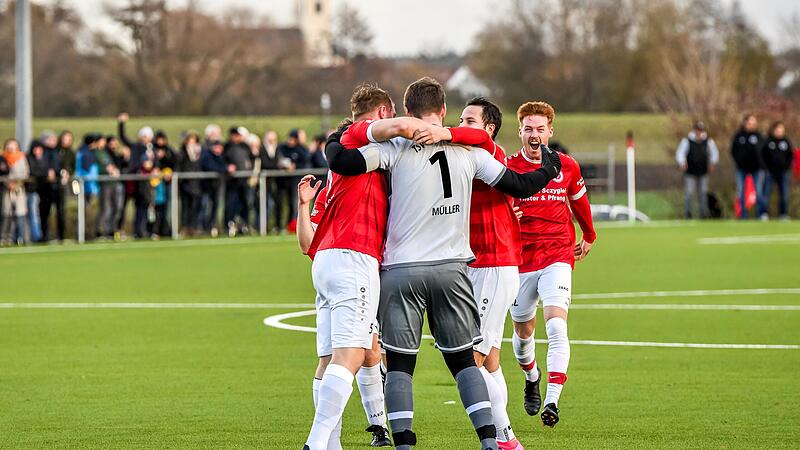 Der Keeper als Torsch&uuml;tze: Florian M&uuml;ller trifftf per Abschlag f&uuml;r Bergrheinfeld gegen Sand und l&auml;sst sich von seinen Teamkollegen f&uuml;rs F&uuml;hrungstor feiern.