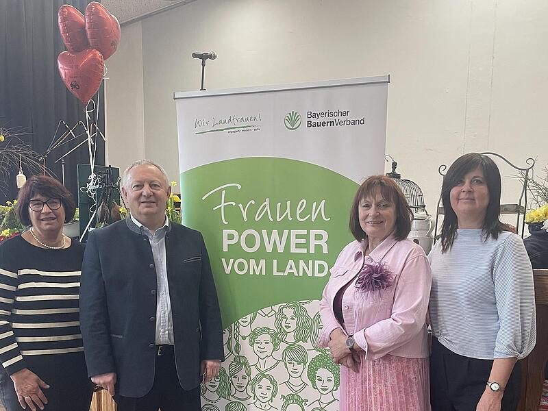 Von links: Stellvertretende Kreisb&auml;uerin Helene Greubel, Landrat Thomas Bold, Kreisb&auml;uerin Edeltraud H&auml;usler und Referentin Ramona Keller.