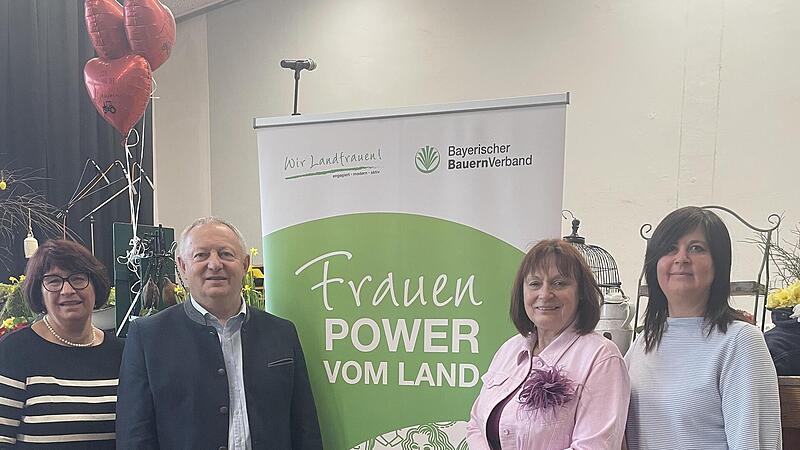 Von links: Stellvertretende Kreisb&auml;uerin Helene Greubel, Landrat Thomas Bold, Kreisb&auml;uerin Edeltraud H&auml;usler und Referentin Ramona Keller.