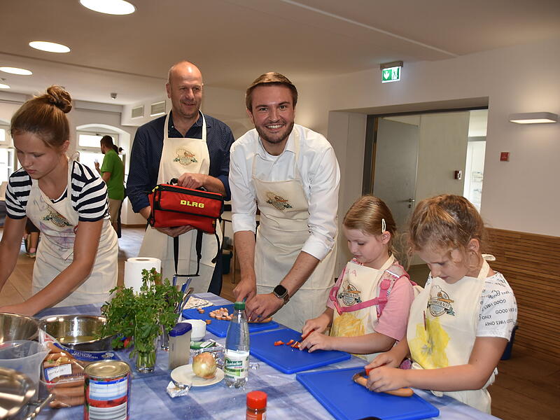 Während Landrat Jonas Gleich mit den Kindern schnippelte, stand Bürgermeister Jochen Trier mit dem Erste-Hilfe-Set parat.Kinder kochen so gut, dass selbst Sternekoch Alexander Herrmann staunt Während Landrat Jonas Gleich mit den Kindern schnippelte, stand Bürgermeister Jochen Trier mit dem Erste-Hilfe-Set parat.