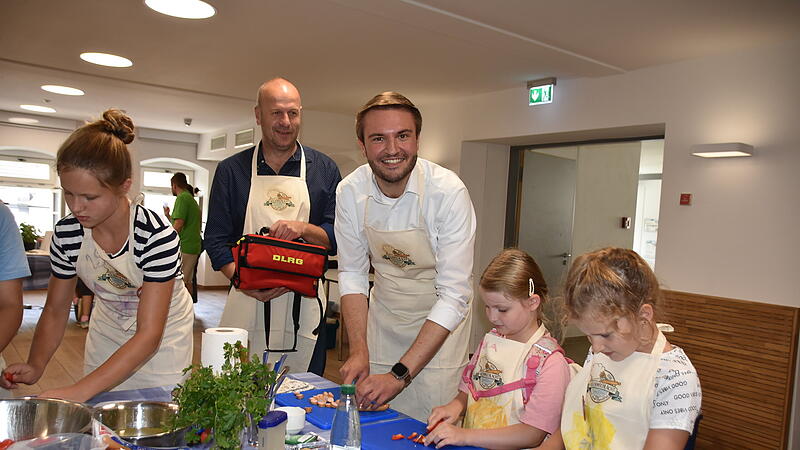 W&auml;hrend Landrat Jonas Gleich mit den Kindern schnippelte, stand B&uuml;rgermeister Jochen Trier mit dem Erste-Hilfe-Set parat.