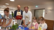 W&auml;hrend Landrat Jonas Gleich mit den Kindern schnippelte, stand B&uuml;rgermeister Jochen Trier mit dem Erste-Hilfe-Set parat.