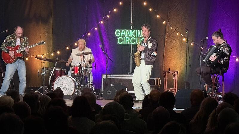 Die Musiker von „Gankino Circus“ zeigten in Röttenbach auf ihren Instrumenten beeindruckende Vielseitigkeit. Die Musiker von „Gankino Circus“ zeigten in Röttenbach auf ihren Instrumenten beeindruckende Vielseitigkeit.