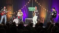 Die Musiker von „Gankino Circus“ zeigten  in Röttenbach  auf ihren Instrumenten beeindruckende Vielseitigkeit.