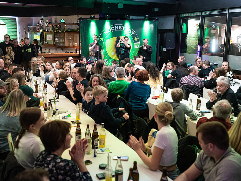 Höchstadter EC feiert Saisonabschluss mit den Fans Beste Stimmung im VIP-Raum: Die Höchstadt Alligators haben ihre Saisonabschlussfeier genossen.