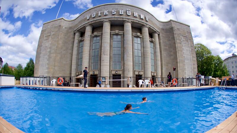 Baden vor der Volksbühne Baden vor der Volksbühne