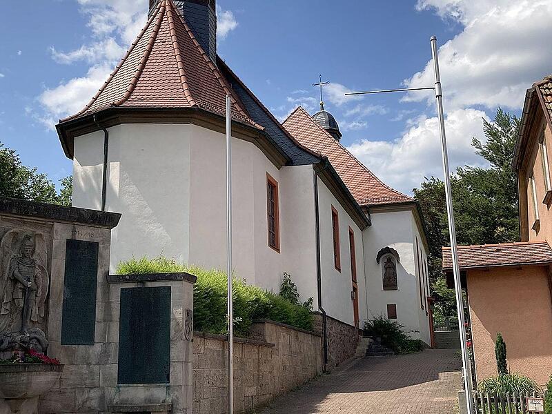 ... und die St. Nepomuk-Kirche (erbaut 1745).