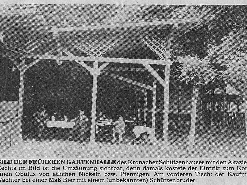 Fr&uuml;her standen Akazienb&auml;ume neben der alten Gartenhalle. Das Bild zeigt einen Zeitungsausschnitt von Hans Kremer.