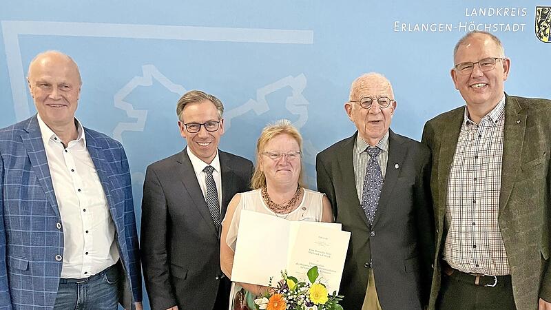 Für außergewöhnliche Verdienste im Ehrenamt geehrt: Landrat Alexander Tritthart (2. v. l.) überreicht Roswitha Grau aus Höchstadt und Friedrich Franke aus Möhrendorf das Ehrenzeichen des Bayerischen Ministerpräsidenten. Höchstadts Bürgermeister Ge... Für außergewöhnliche Verdienste im Ehrenamt geehrt: Landrat Alexander Tritthart (2. v. l.) überreicht Roswitha Grau aus Höchstadt und Friedrich Franke aus Möhrendorf das Ehrenzeichen des Bayerischen Ministerpräsidenten. Höchstadts Bürgermeister Ge...
