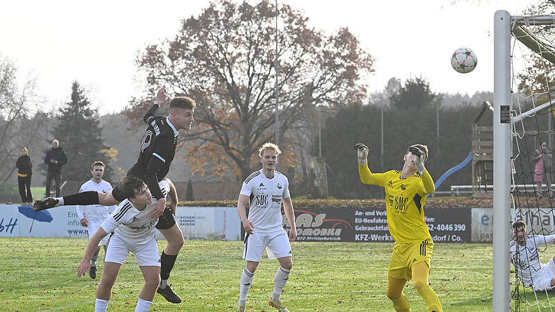 Obenauf: Paul Klose k&ouml;pft hier zur 1:0-F&uuml;hrung von Sylvia Ebersdorf gegen den FC Coburg II.