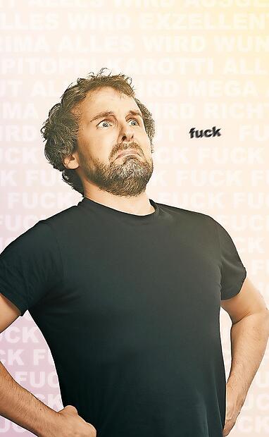 Tino Bomelino pr&auml;sentiert in seinem Programm Stand-up-Comedy und Songs.