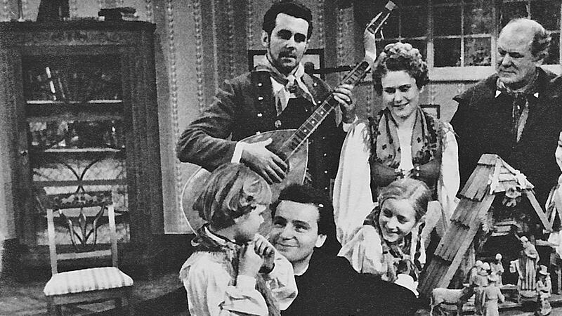 Am Fernseh-Premierenabend wurde das Stück „Stille Nacht, heilige Nacht“ aufgeführt. Ein paar Schwarz-Weiß-Fotos blieben. Vor der Kamera stand auch die Würzburger Schauspielerin Thea Schubert-Hüttenmüller mit ihren Töchtern Doris (links) und Annegret.
