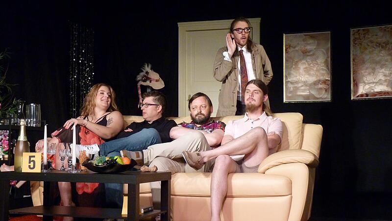Inspektor von Tümpe (David Doczkal, hinten) mit den Tatverdächtigen Klara (Marie Feuerlein), Alexander (Johannes Dotterweich), Patrick (Armin Scharf) und Michael (Anselm Grigull) Inspektor von Tümpe (David Doczkal, hinten) mit den Tatverdächtigen Klara (Marie Feuerlein), Alexander (Johannes Dotterweich), Patrick (Armin Scharf) und Michael (Anselm Grigull)