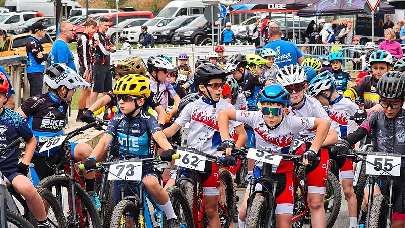 Start zum U11-Rennen 1 beim Cube-Cup am Ölschnitzsee bei Steinbach am Wald.