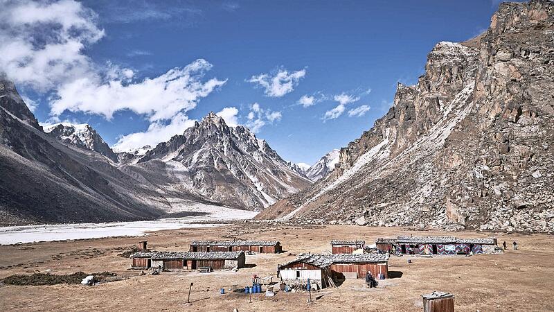 Traumhaft gelegen: Die Hochalm Lhonak auf 4785 Meter im Gebiet des Kanchenjunga. Traumhaft gelegen: Die Hochalm Lhonak auf 4785 Meter im Gebiet des Kanchenjunga.