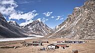 Traumhaft gelegen: Die Hochalm Lhonak auf 4785 Meter im Gebiet des Kanchenjunga.