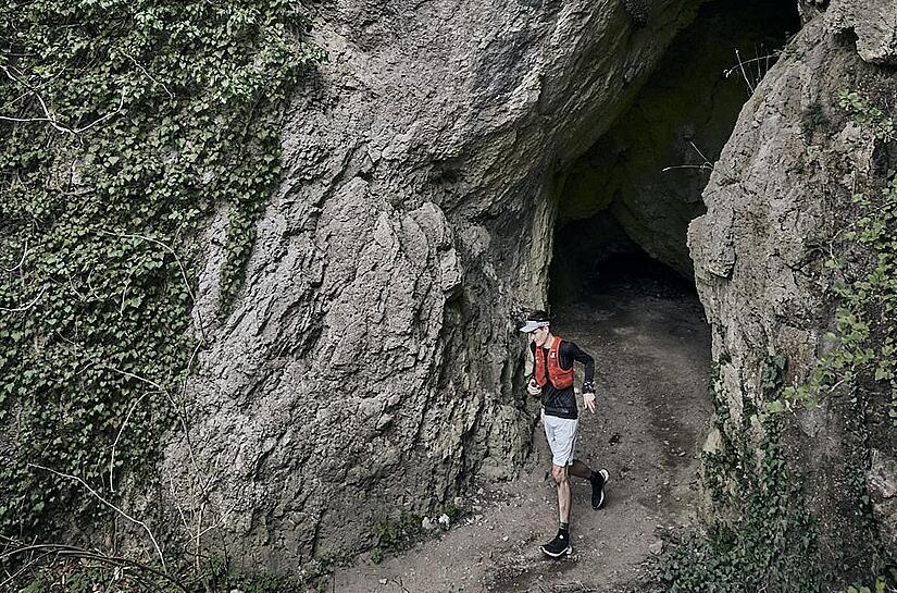 Spektakul&auml;res Lauferlebnis: Beim Ultratrail Fr&auml;nkische Schweiz durchqueren die L&auml;uferinnen und L&auml;ufer zahlreiche H&ouml;hlen.Forchheim & Fr&auml;nkische Schweiz
