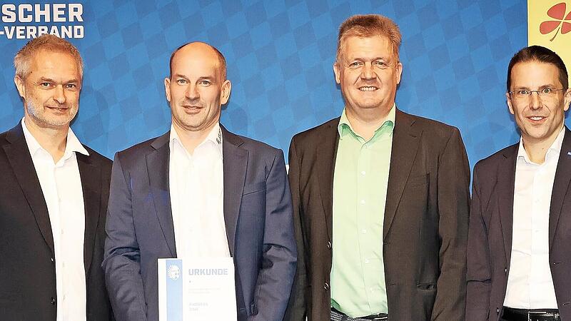 Auf dem Foto zu sehen sind (von links) Ehrengast Christian W&uuml;ck, Andreas Zink, Harald Friedrich (Bezirks-Ehrenamtsreferent Unterfranken) sowie Christoph Kern (BFV-Pr&auml;sident).