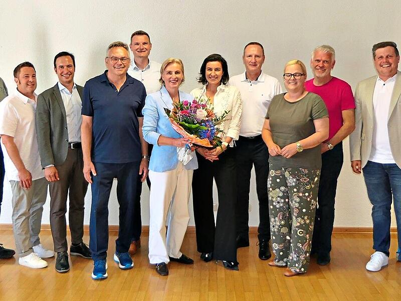 B&uuml;rgermeisterkandidatin Stephanie Graser (sechste von links) erhielt zahlreiche Gl&uuml;ckw&uuml;nsche. Von links: Dietmar Hofmann (Ortsvorsitzender Kirchaich), Felix Ortegel (Ortsvorsitzender Schleichach-Fatschenbrunn und Ortssprecher von Fatschenbrunn), M...