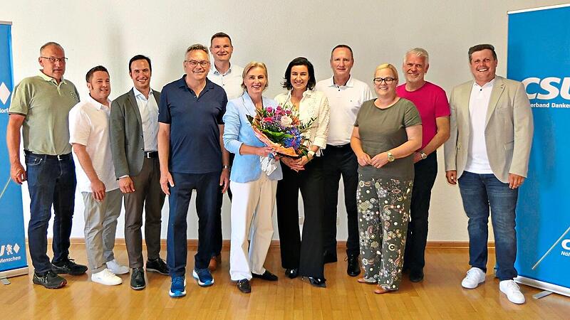 Bürgermeisterkandidatin Stephanie Graser (sechste von links) erhielt zahlreiche Glückwünsche. Von links: Dietmar Hofmann (Ortsvorsitzender Kirchaich), Felix Ortegel (Ortsvorsitzender Schleichach-Fatschenbrunn und Ortssprecher von Fatschenbrunn), M... Bürgermeisterkandidatin Stephanie Graser (sechste von links) erhielt zahlreiche Glückwünsche. Von links: Dietmar Hofmann (Ortsvorsitzender Kirchaich), Felix Ortegel (Ortsvorsitzender Schleichach-Fatschenbrunn und Ortssprecher von Fatschenbrunn), M...