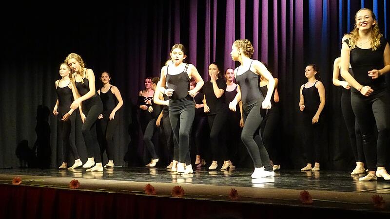 Trotz jungem Alter keine Spur von Nervosität: Auf der Bühne zeigen sich Maria Canelos Schützlinge unbeeindruckt vom großen Publikum.