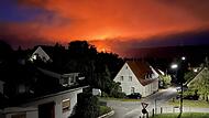 Feuerhimmel über Burgwindheim – nach dem Großbrand in der Holzverstromungsanlage mit Millionenschaden.
