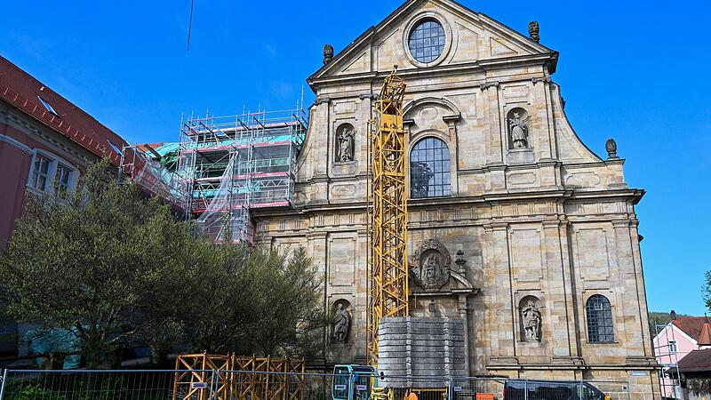 Der Baukran r&uuml;ckt an: Die Sanierung der Karmelitenkirche beginnt heute.