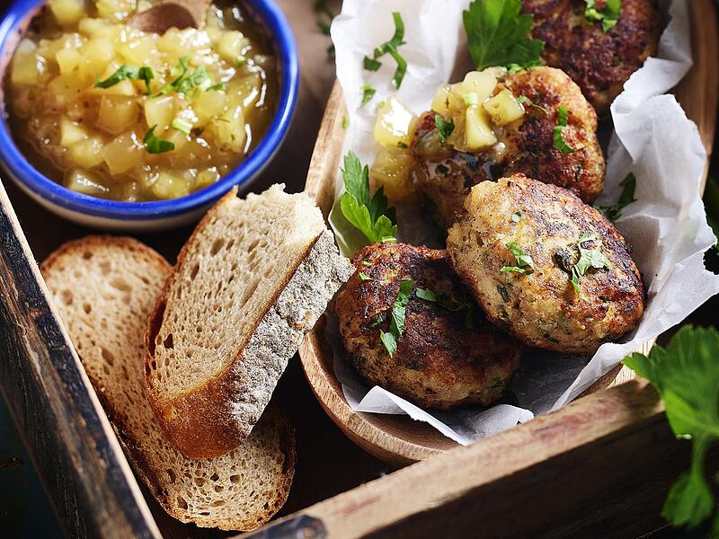 Die Brotzeit mit Fleischk&uuml;chle und Apfelchutney aus dem kommenden Buch &bdquo;Genuss auf Fr&auml;nkisch&ldquo; sieht schon mal zum Anbei&szlig;en aus.Forchheim & Fr&auml;nkische Schweiz