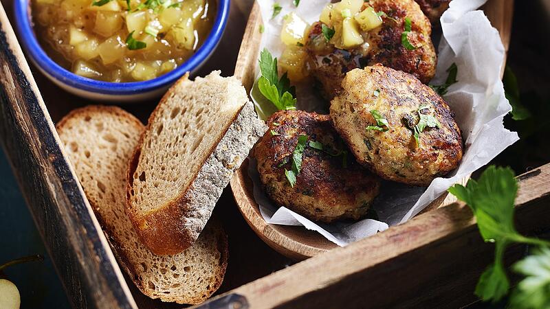 Die Brotzeit mit Fleischk&uuml;chle und Apfelchutney aus dem kommenden Buch &bdquo;Genuss auf Fr&auml;nkisch&ldquo; sieht schon mal zum Anbei&szlig;en aus.Forchheim & Fr&auml;nkische Schweiz