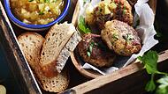 Die Brotzeit mit Fleischküchle und Apfelchutney aus dem kommenden Buch „Genuss auf Fränkisch“ sieht schon mal zum Anbeißen aus.Forchheim & Fränkische Schweiz